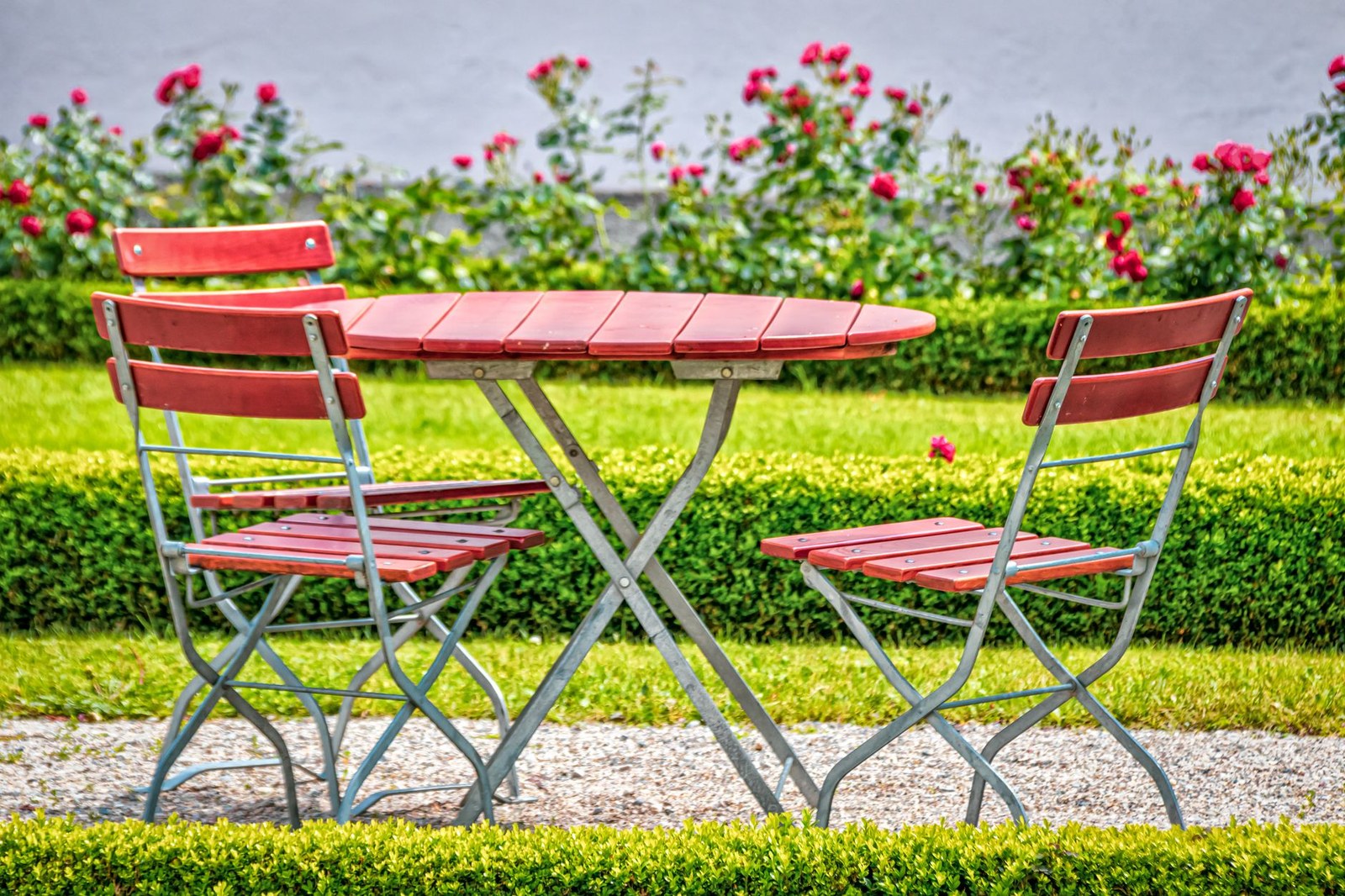 Garden furniture wholesale from China: rattan lounge set on a planted terrace