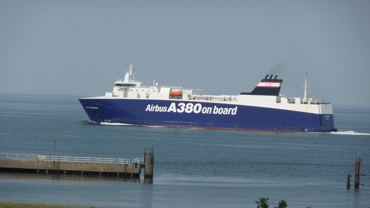 Importing outdoor furniture from China: container ship leaving port