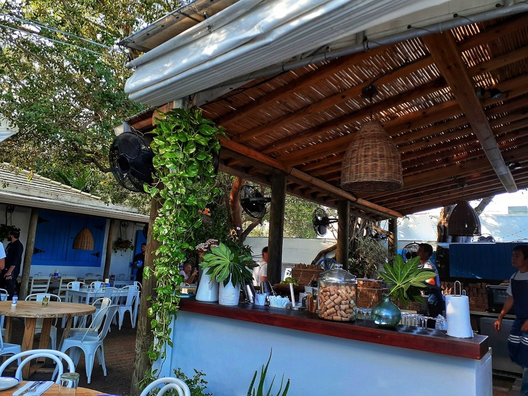 Terraza de restaurante cubierta con mesas y sillas de exterior y barra de servicio, mobiliario de hostelería de fábrica china